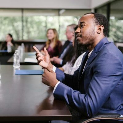 Pessoas reunidas em discussão.